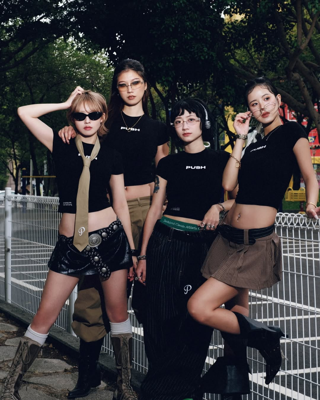 FLOM_ × PUSH PUSH 四人造型：黑色上衣搭配領帶、短裙、工裝褲與條紋寬褲｜Four outfits built around black PUSH tops