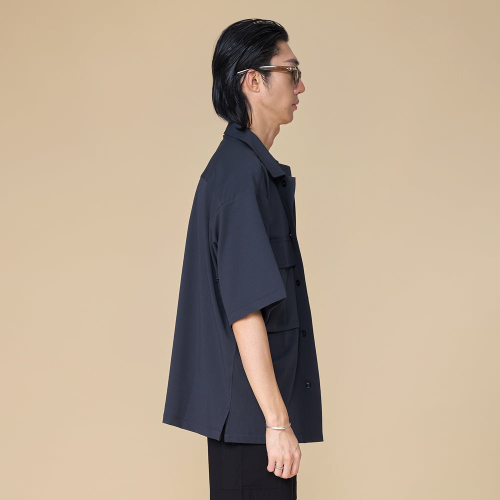 ARVOpm 坑條鐵灰短袖襯衫｜模特穿搭圖 3