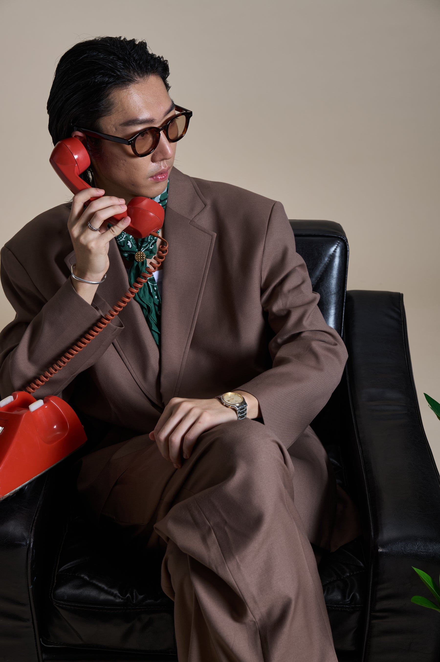 ARVOpm 棕色西裝與綠色領巾造型棚拍｜Brown suit with green scarf studio look