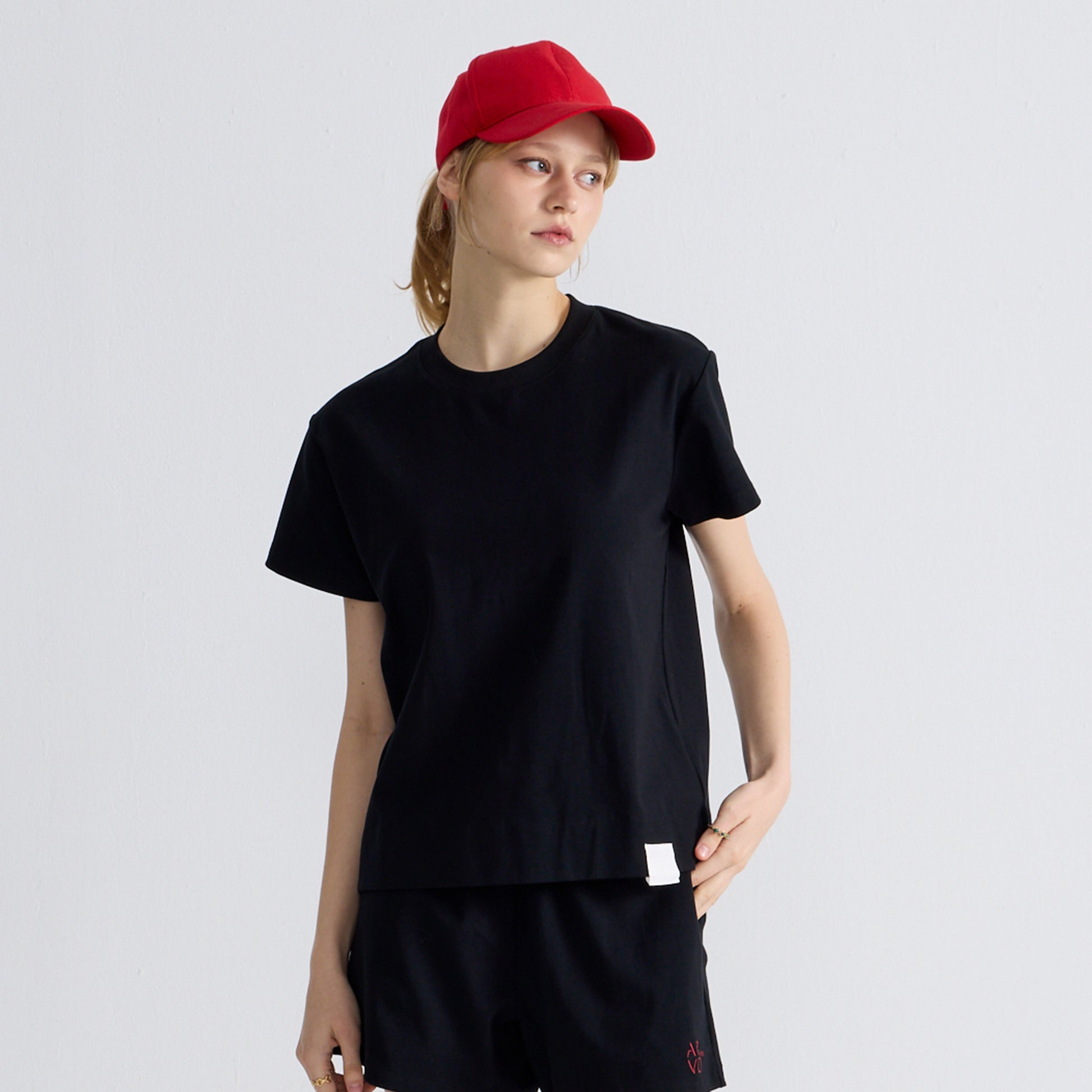 ARVOpm Logo 刺繡黑色 Baby Tee 正面