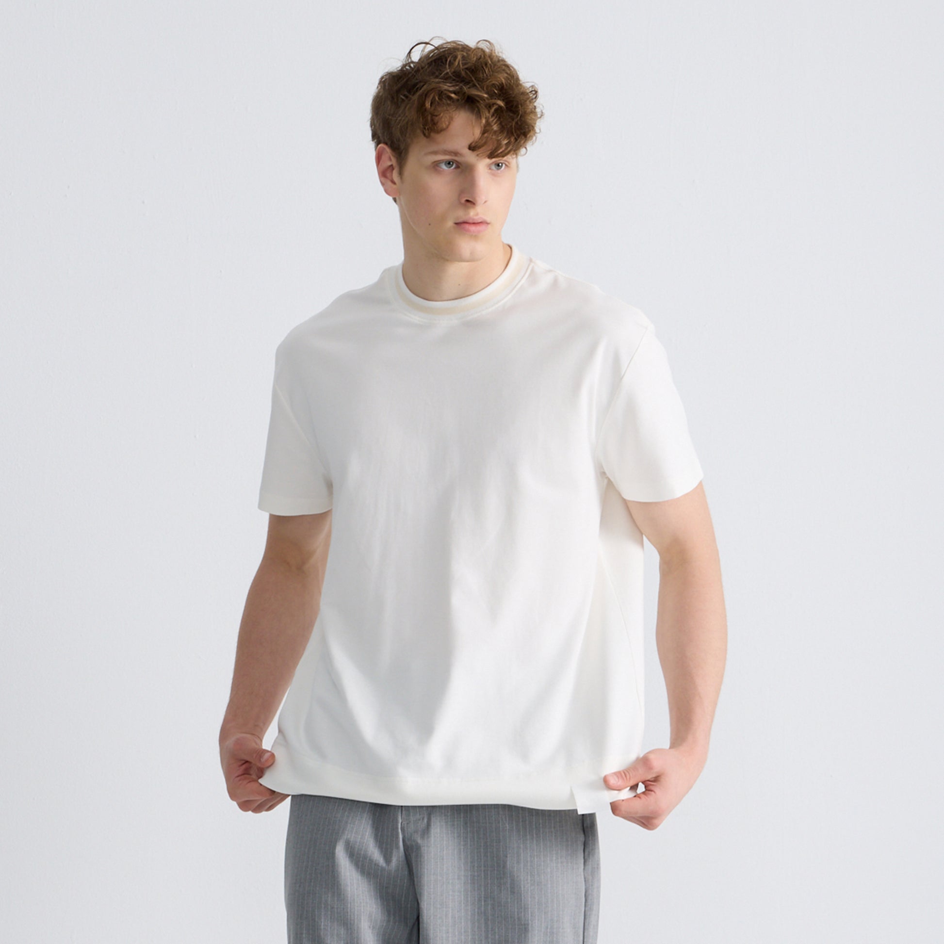 ARVOpm 白色撞色領寬版 T-Shirt 正面