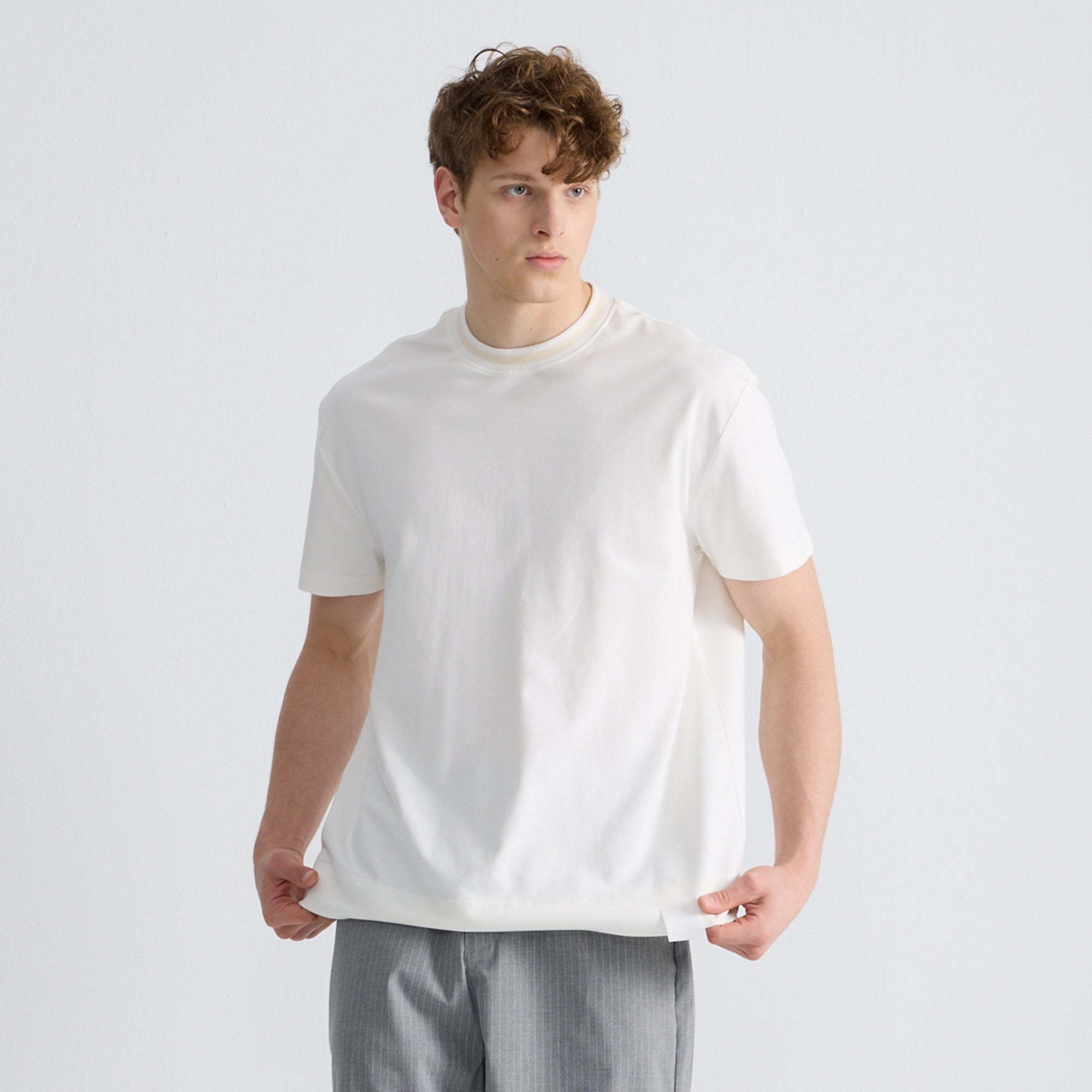 ARVOpm 白色撞色領寬版 T-Shirt 正面